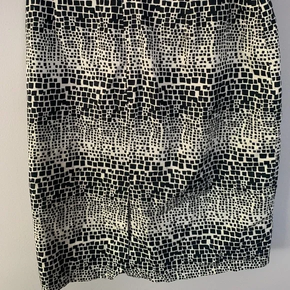 Black and white skirt - Picture 2 of 5